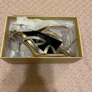 GOLD HEELS
SIZE:5.5